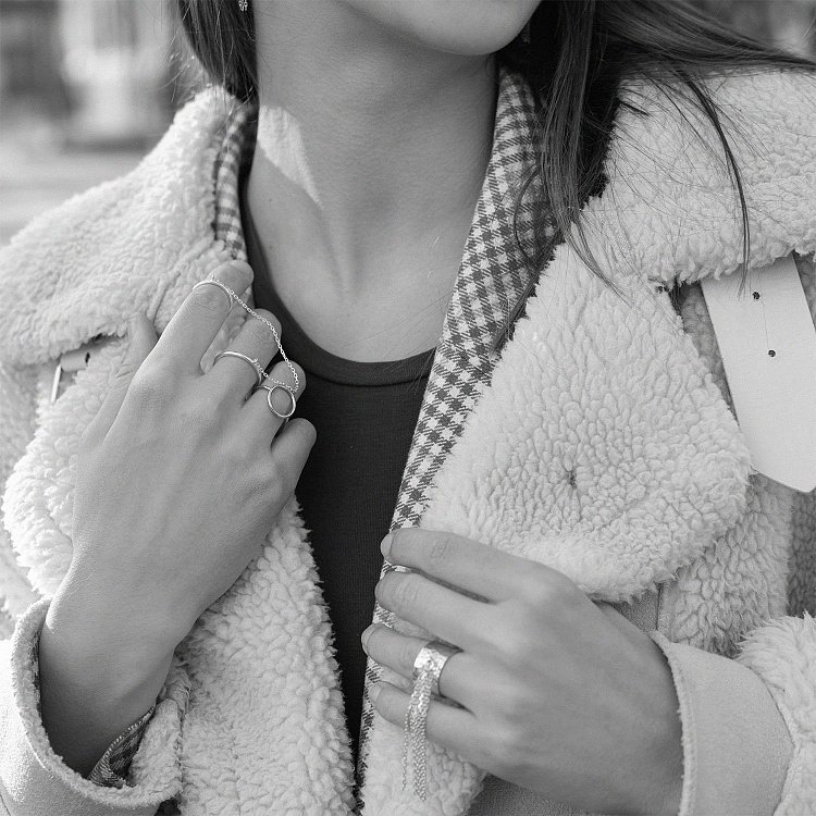 Серебряное двойное кольцо на цепочке 112626 от ювелирного магазина Оникс - 5