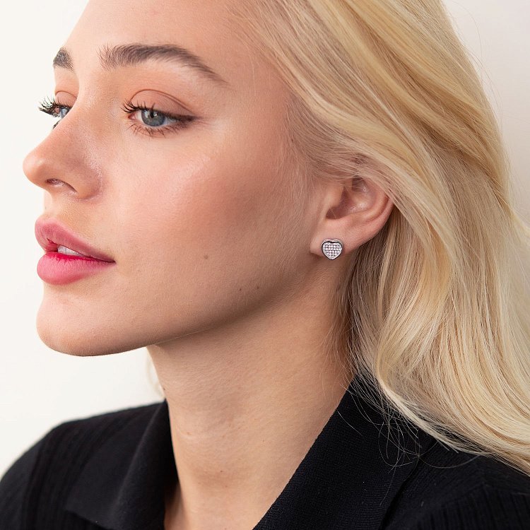 Срібні сережки - пусети "Сердечка" з фіанітами 121661 від ювелірного магазину Онікс - 1