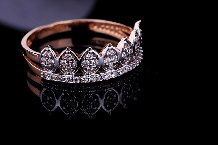 Золотое кольцо "Корона" с фианитами к02932 от ювелирного магазина Оникс - 1