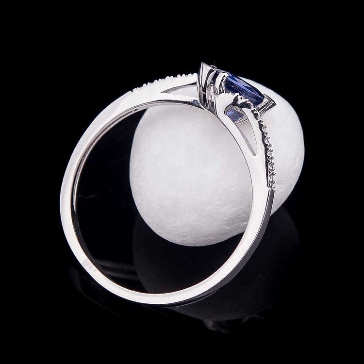 Золота каблучка з синім сапфіром і діамантами C01322R - 1 Золота каблучка з синім сапфіром і діамантами C01322R від ювелірного магазину Онікс - 1