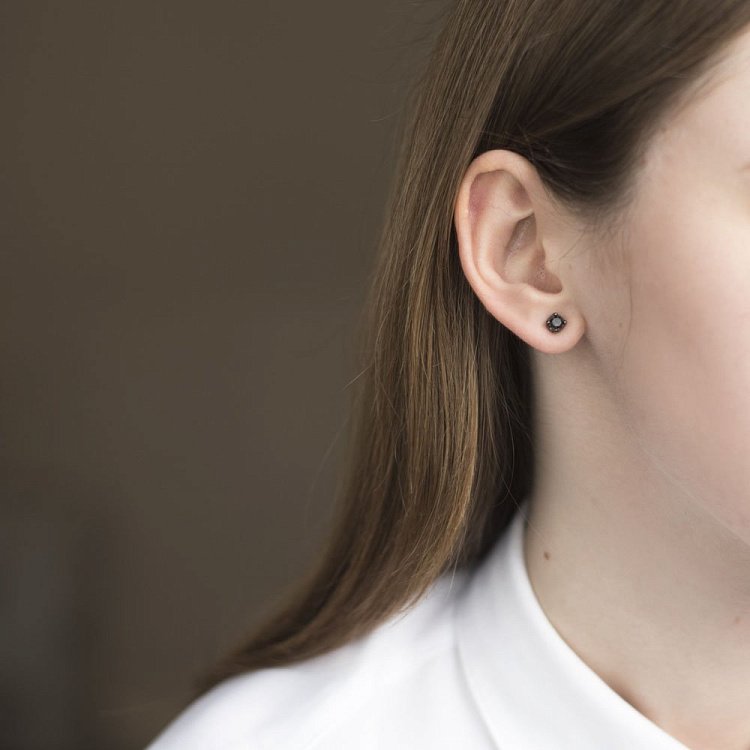 Золотые серьги-пусеты с черными бриллиантами сб0266ar от ювелирного магазина Оникс - 2