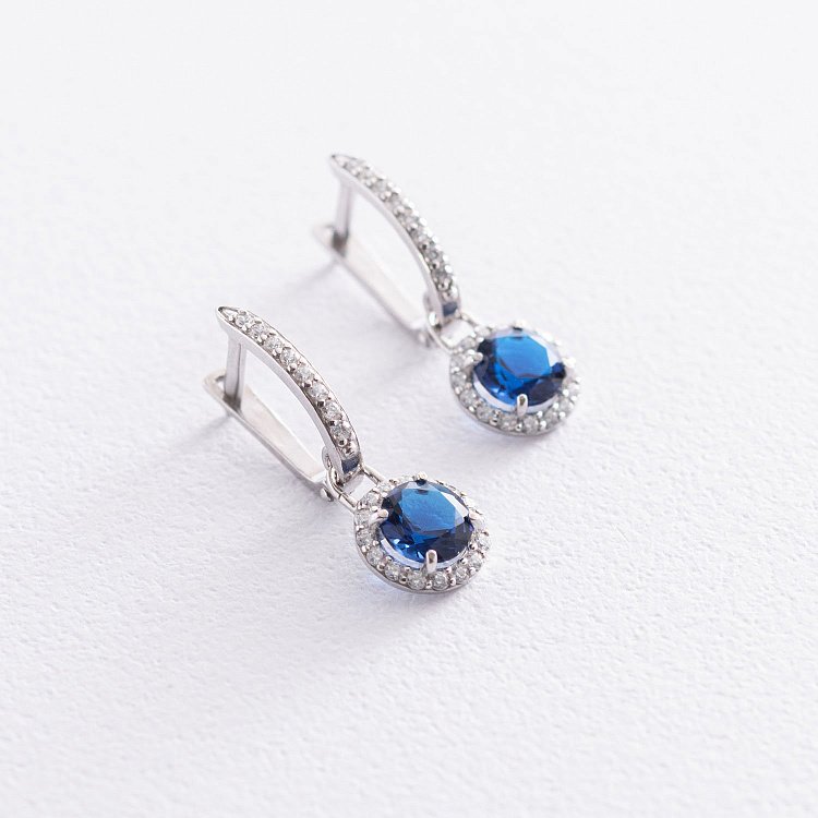 Серебряные серьги с белыми и синими фианитами 122922 от ювелирного магазина Оникс