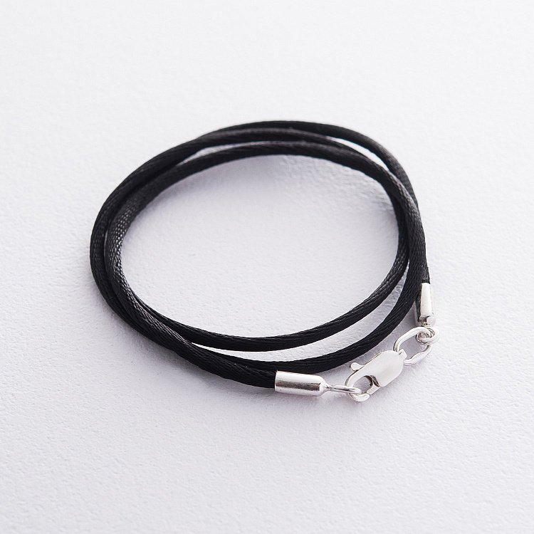 Шовковий шнурок з гладкою срібною застібкою (2 мм) 18080 від ювелірного магазину Онікс