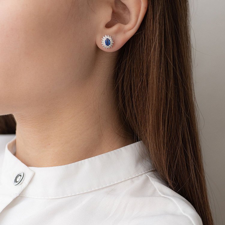 Золотые серьги-гвоздики с синими сапфирами и бриллиантами с350 - 1 Золотые серьги-гвоздики с синими сапфирами и бриллиантами с350 от ювелирного магазина Оникс - 1