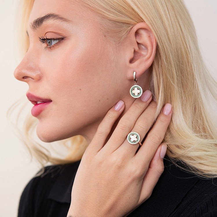 Каблучка "Конюшина" в червоному золоті (зелені фіаніти) к06945 від ювелірного магазину Онікс - 1