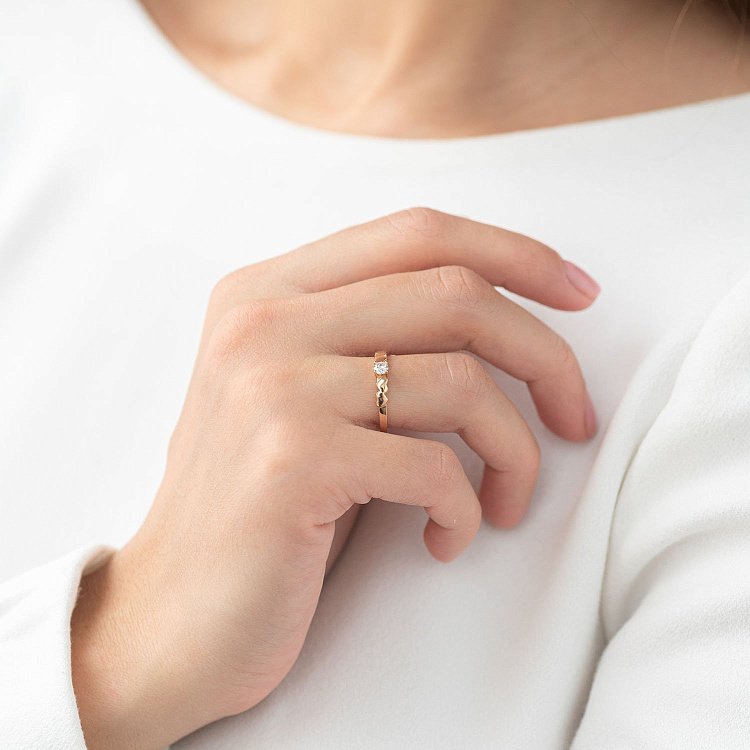 Золотое кольцо "Сердечки" (фианит) к05801 от ювелирного магазина Оникс - 1