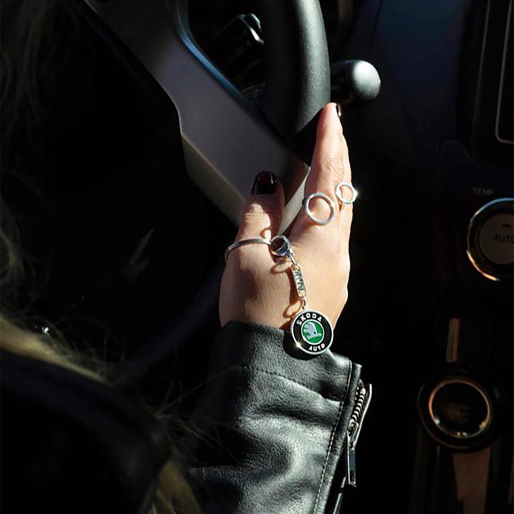 Серебряный брелок для машины "Skoda" 9017.1 от ювелирного магазина Оникс - 2