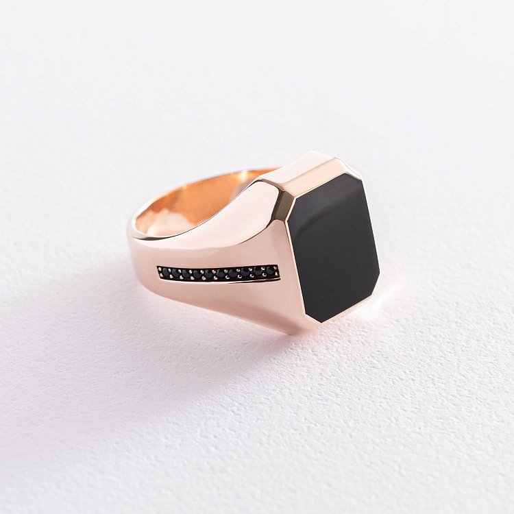 Мужская золотая печатка с фианитами и ониксом к06193 от ювелирного магазина Оникс