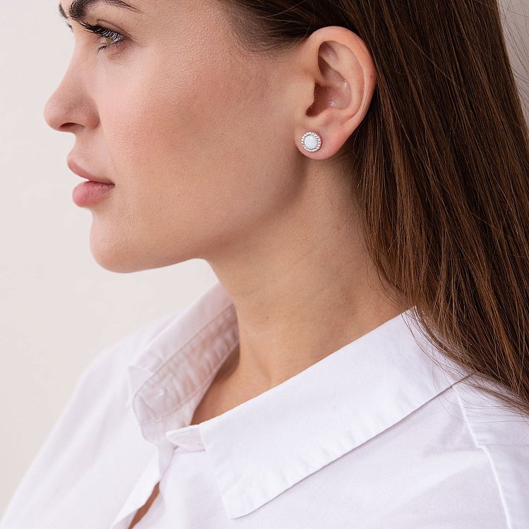 Золотые серьги-пусеты "Сияние" (синт. опал, фианиты) 9 мм с07440 от ювелирного магазина Оникс - 3