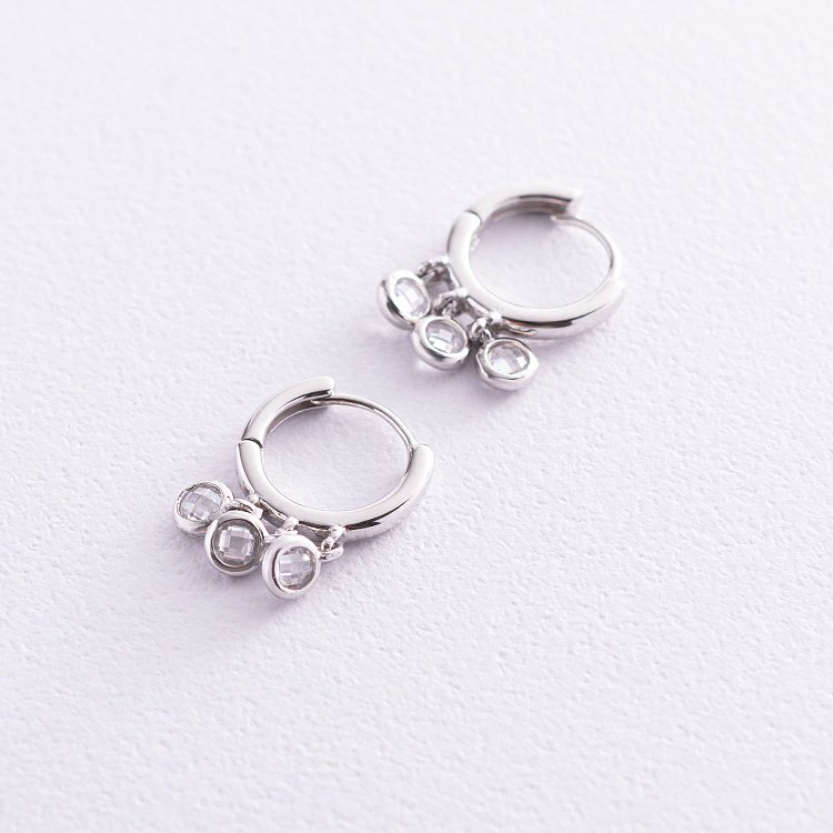 Серебряные серьги-кольца с фианитами 122799 от ювелирного магазина Оникс
