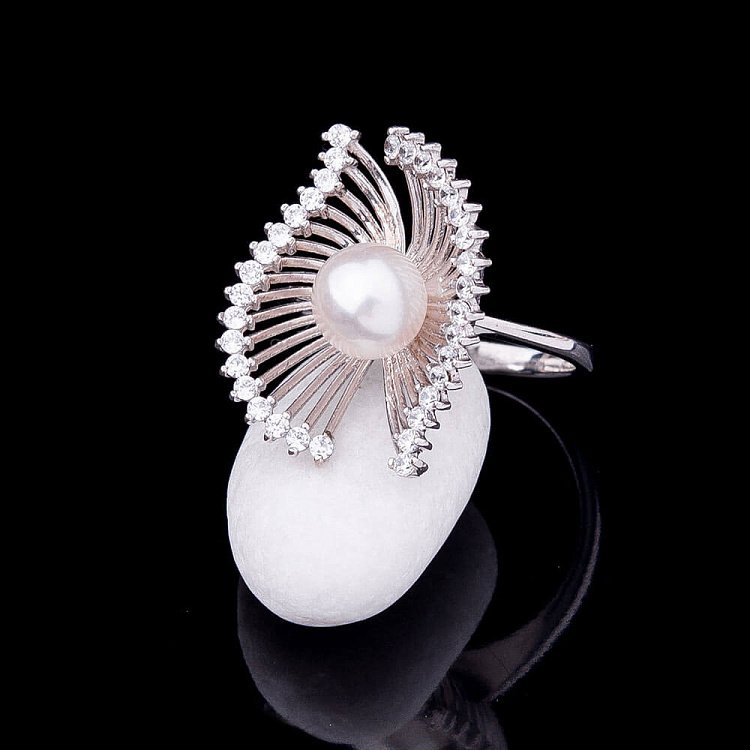 Золотое кольцо с культивированным пресноводным жемчугом к01582 от ювелирного магазина Оникс