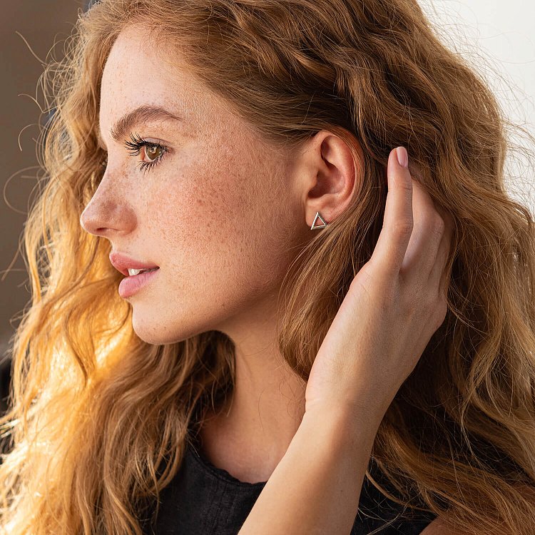 Золотые серьги-пусеты "Треугольники" с06413 от ювелирного магазина Оникс - 2