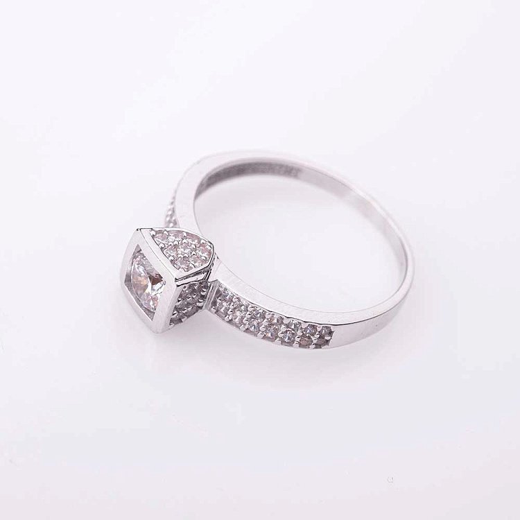 Золотое помолвочное кольцо с фианитами к04550 от ювелирного магазина Оникс - 2