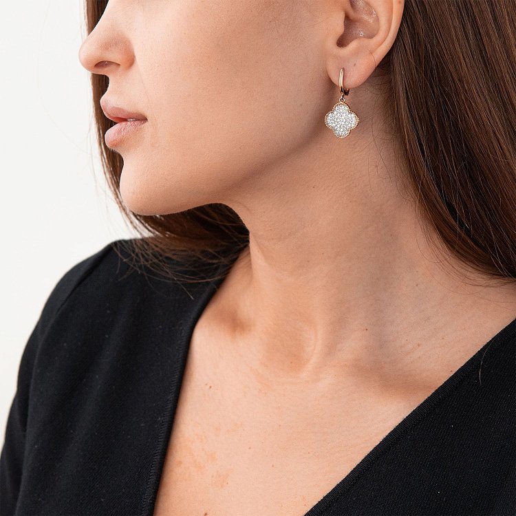 Золотые серьги "Клевер" с фианитами с04978 от ювелирного магазина Оникс - 1