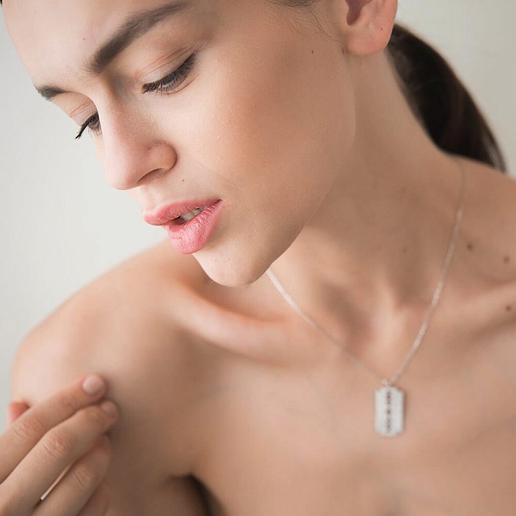 Срібне кольє "Лезо" з фіанітами 18209 від ювелірного магазину Онікс - 1