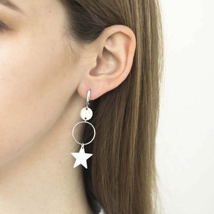 Серебряные серьги со звездочками и кольцами 122319 от ювелирного магазина Оникс - 2