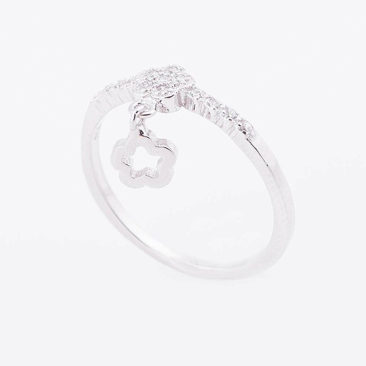 Серебряное колечко с Цветком и фианитами 111973 от ювелирного магазина Оникс