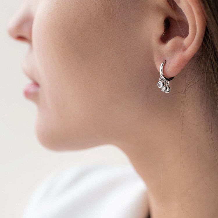 Серебряные серьги-кольца с фианитами 122799 от ювелирного магазина Оникс - 3