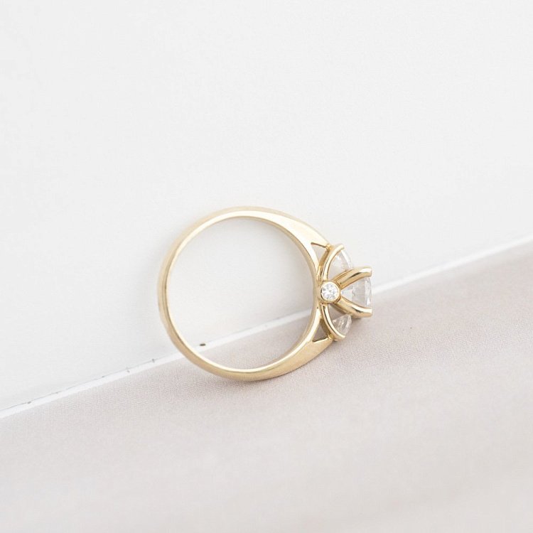 Золота заручальна каблучка з фіанітами к05886 від ювелірного магазину Онікс - 8