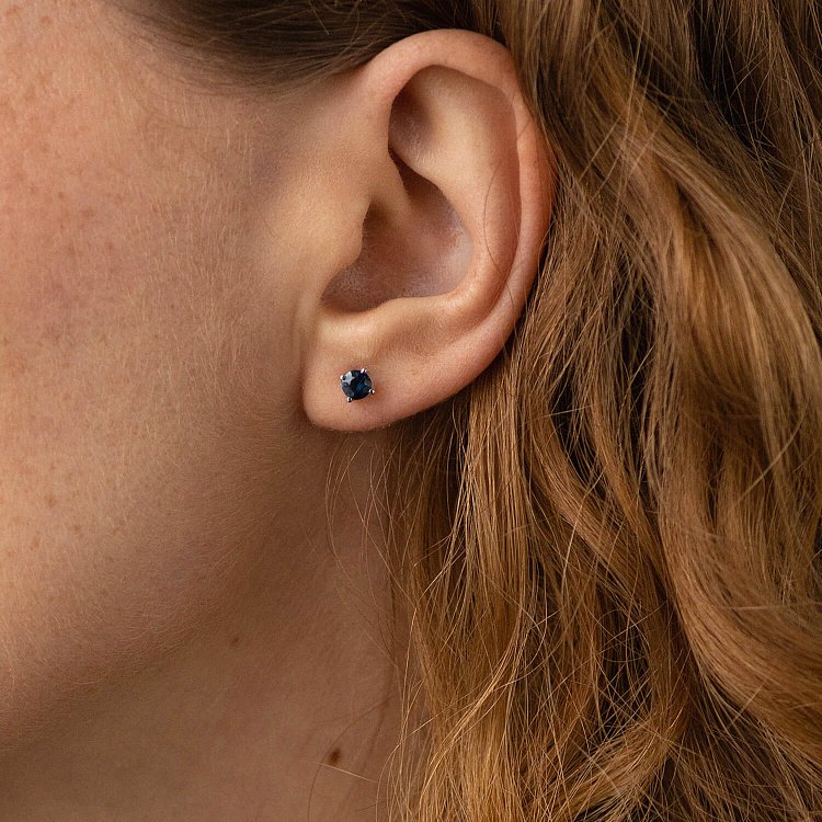 Золотые серьги - пусеты с сапфирами сб0389 от ювелирного магазина Оникс - 1