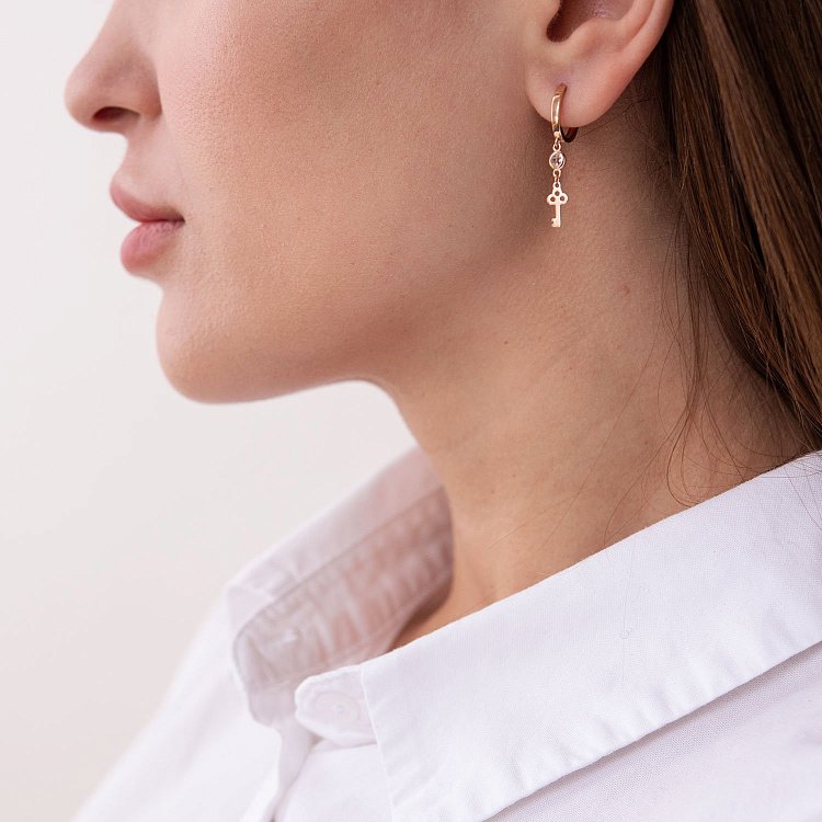 Золоті сережки "Ключики" з фіанітами с07428 від ювелірного магазину Онікс - 1