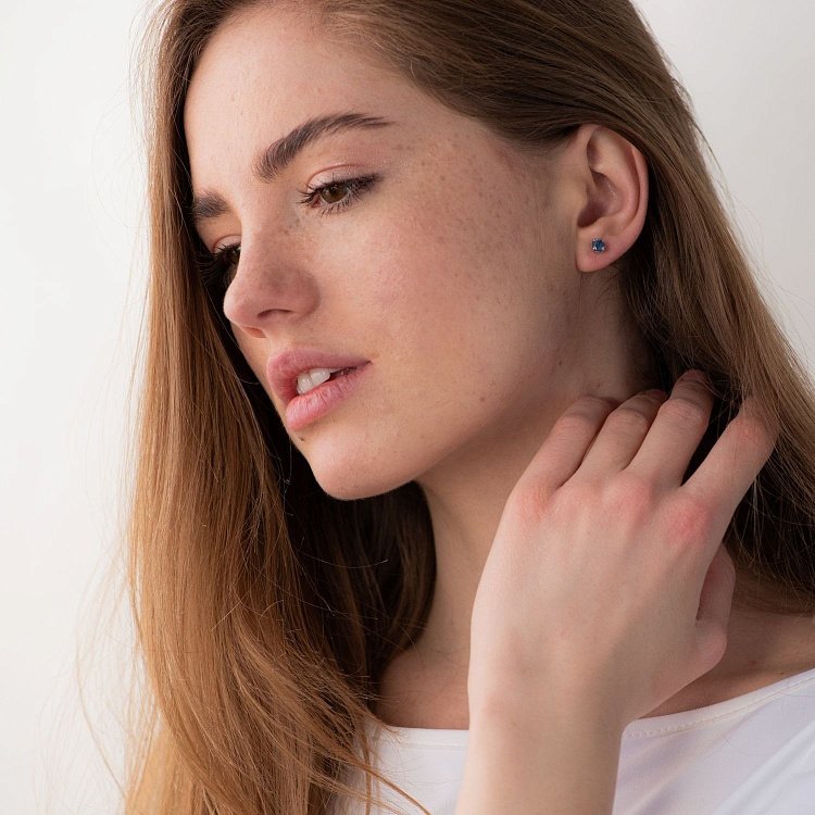 Сережки - пусети з сапфірами в білому золоті с06807 від ювелірного магазину Онікс - 4