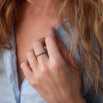 Серебряное кольцо с дорожкой голубых и желтых камней 8151 №2