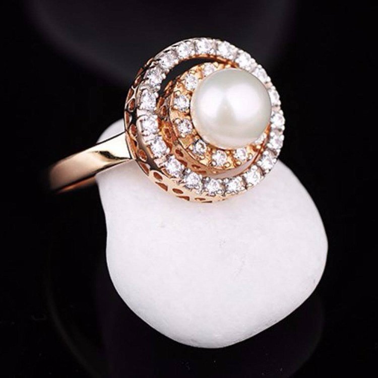 Золотое кольцо (культ. пресн. жемчуг,фианиты) к00055 от ювелирного магазина Оникс