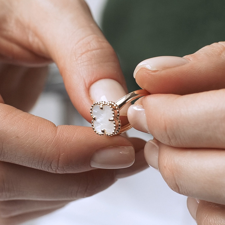 Золота каблучка "Конюшина" (перламутр) к06327 від ювелірного магазину Онікс - 3