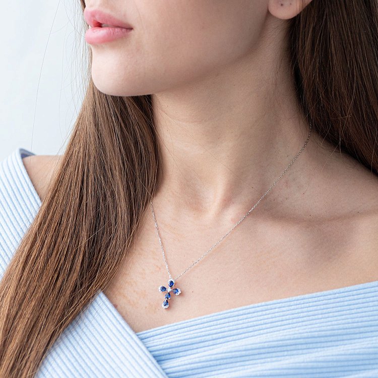 Золотий хрестик з синіми сапфірами і діамантами пб0111lg від ювелірного магазину Онікс - 1