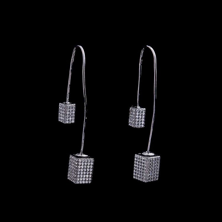 Срібні сережки з фіанітами 121793 від ювелірного магазину Онікс