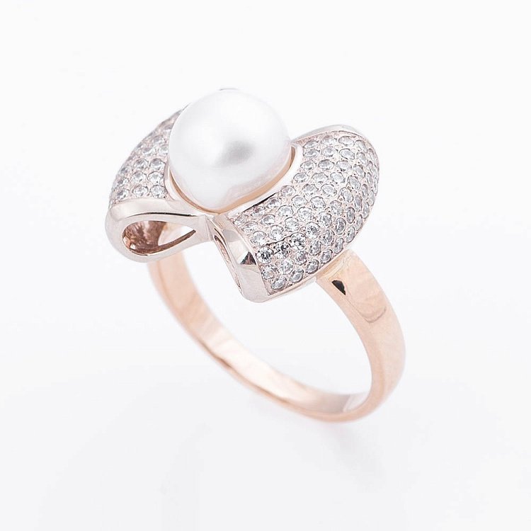 Золотое кольцо "Бантик" с культивированным пресноводным жемчугом и фианитами 02-0900.0.4310 от ювелирного магазина Оникс