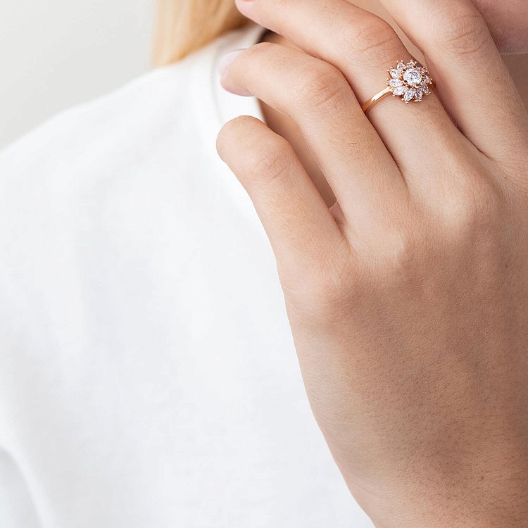 Золотое кольцо "Цветок" (фианиты) к04913 от ювелирного магазина Оникс - 3