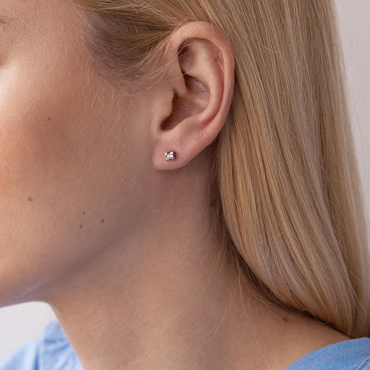 Серебряные серьги - пусеты с фианитами (4мм) 12322 от ювелирного магазина Оникс - 1