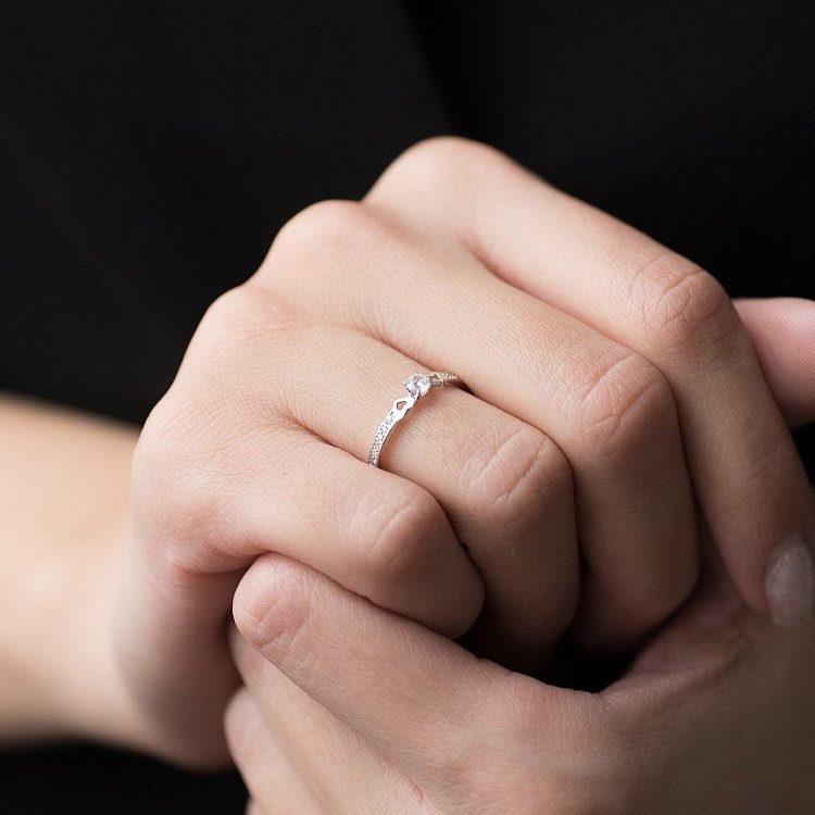 Золота заручальна каблучка "Сердечка" (фіаніти) к05984 - 1 Золота заручальна каблучка "Сердечка" (фіаніти) к05984 від ювелірного магазину Онікс - 1