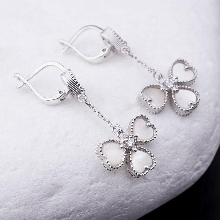 Серьги "Клевер" (перламутр, родий) 121596 от ювелирного магазина Оникс - 4