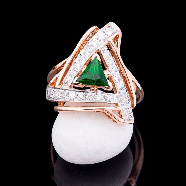 Золотое кольцо с фианитами к565-4661 от ювелирного магазина Оникс