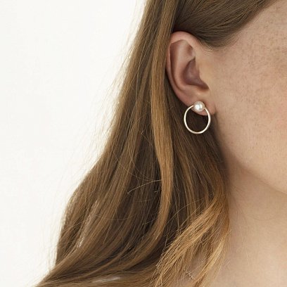 ﻿Срібні сережки-пусети "Кругообіг" з перлами 122636