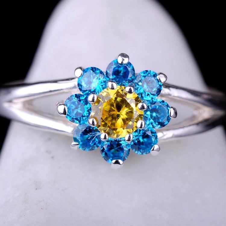 Серебряное кольцо с фианитами 111579 от ювелирного магазина Оникс