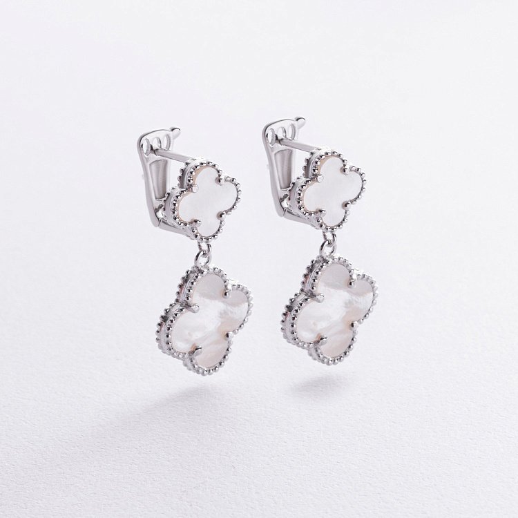 Срібні сережки "Конюшина" (перламутр) 123379 від ювелірного магазину Онікс