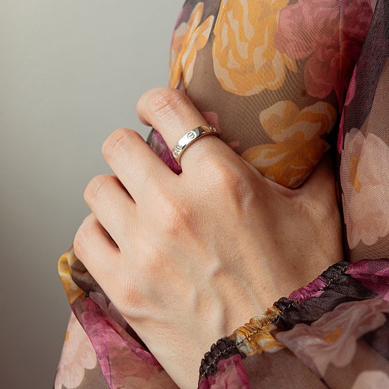 Серебряное кольцо "Love" с фианитами 112854 №2