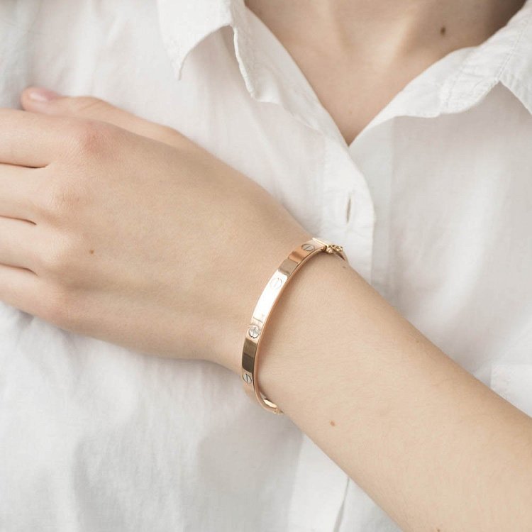 Золотой жесткий браслет б03938 от ювелирного магазина Оникс - 3