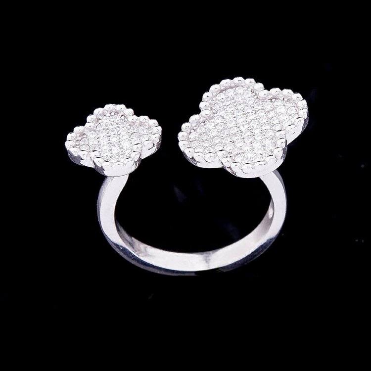 Серебряное кольцо с фианитами 111753 от ювелирного магазина Оникс - 3