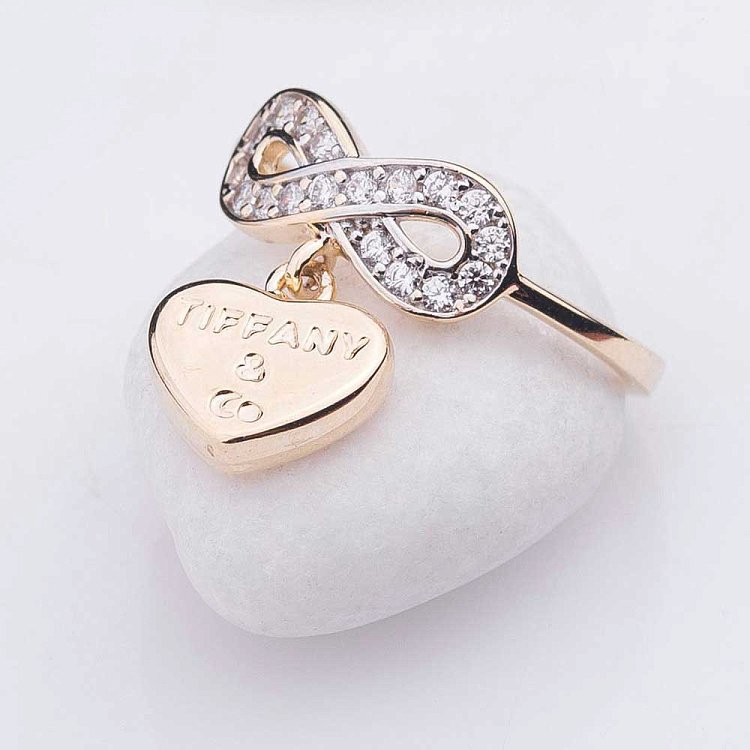 Золотое кольцо "Бесконечность" с фианитами к04601 Золотое кольцо "Бесконечность" с фианитами к04601 от ювелирного магазина Оникс