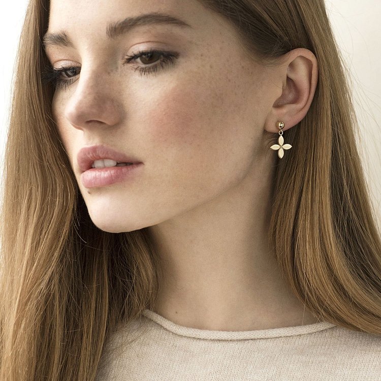 Сережки - пусети "Конюшина" в жовтому золоті с07194 від ювелірного магазину Онікс - 1