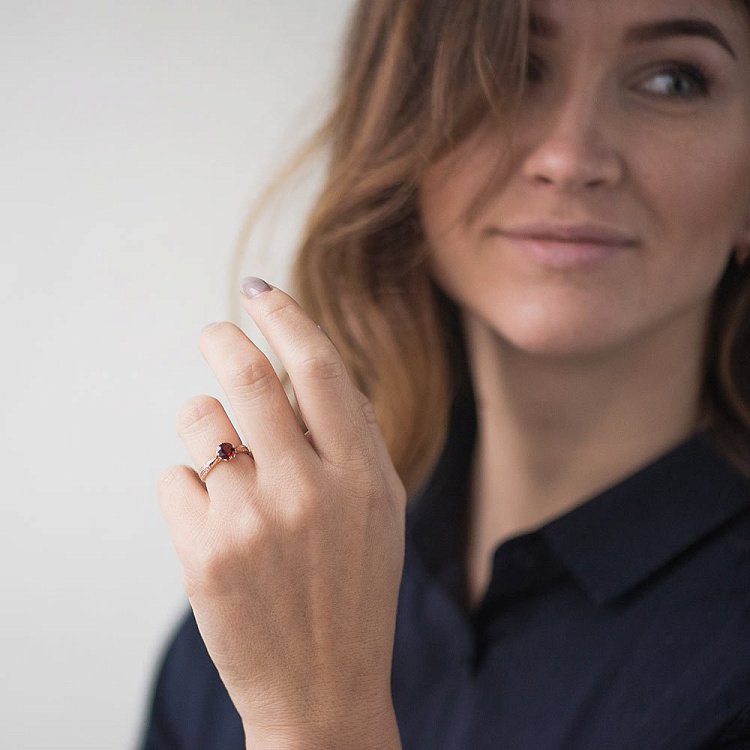 Золота каблучка з гранатом і фіанітами 14028132 від ювелірного магазину Онікс - 5