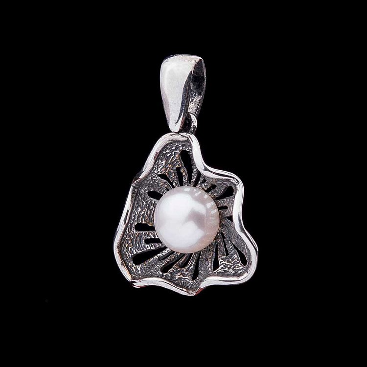 Серебряный кулон с культ. пресн. жемчугом 13409 Серебряный кулон с культ. пресн. жемчугом 13409 от ювелирного магазина Оникс