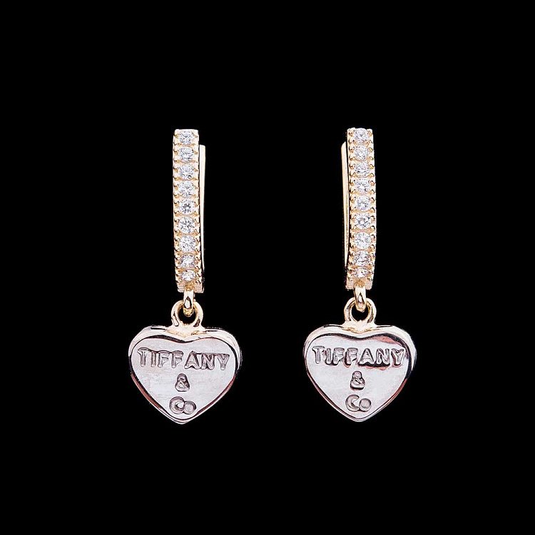 Золотые серьги "Сердца" с фианитами с04146 Золотые серьги "Сердца" с фианитами с04146 от ювелирного магазина Оникс