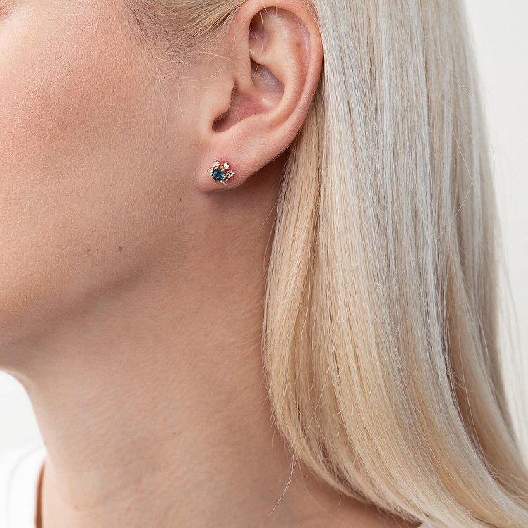 Золоті сережки - пусети з топазом "Лондон блю" і фіанітами с01933 від ювелірного магазину Онікс - 1