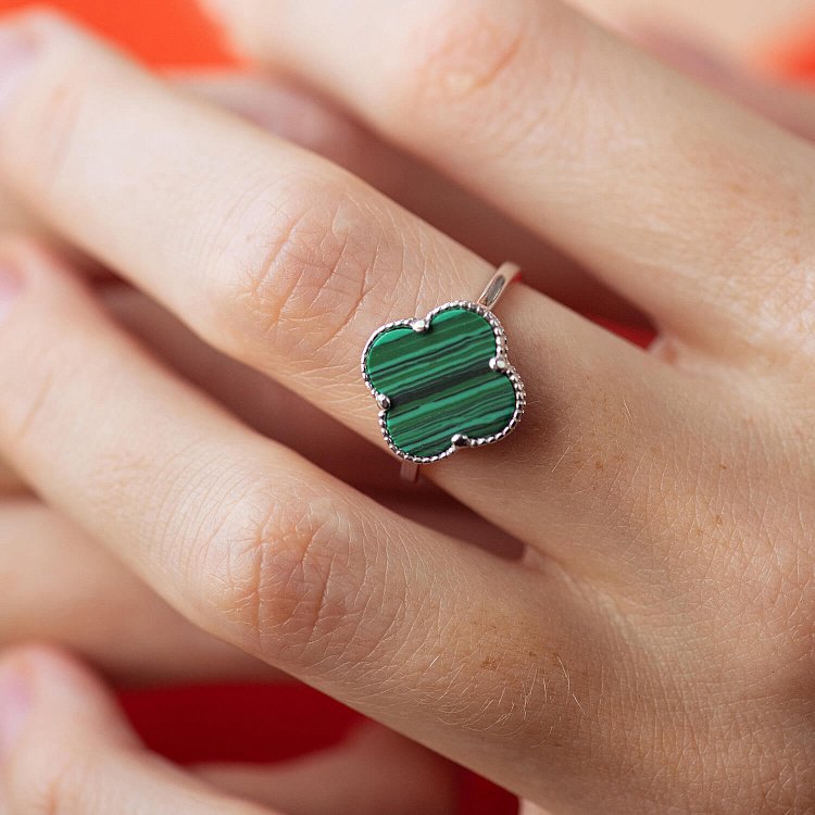 Срібна каблучка "Конюшина" з малахітом 111681 від ювелірного магазину Онікс - 3